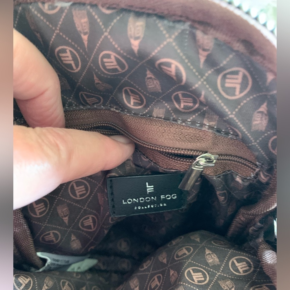 London Fog Broadway Double Compartment Woven Sling In Black NWT 🌴 - Picture 7 of 10